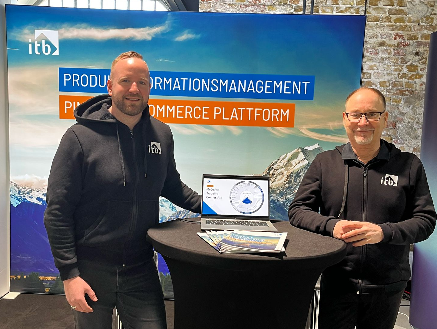 Messe Kollegen am Stand